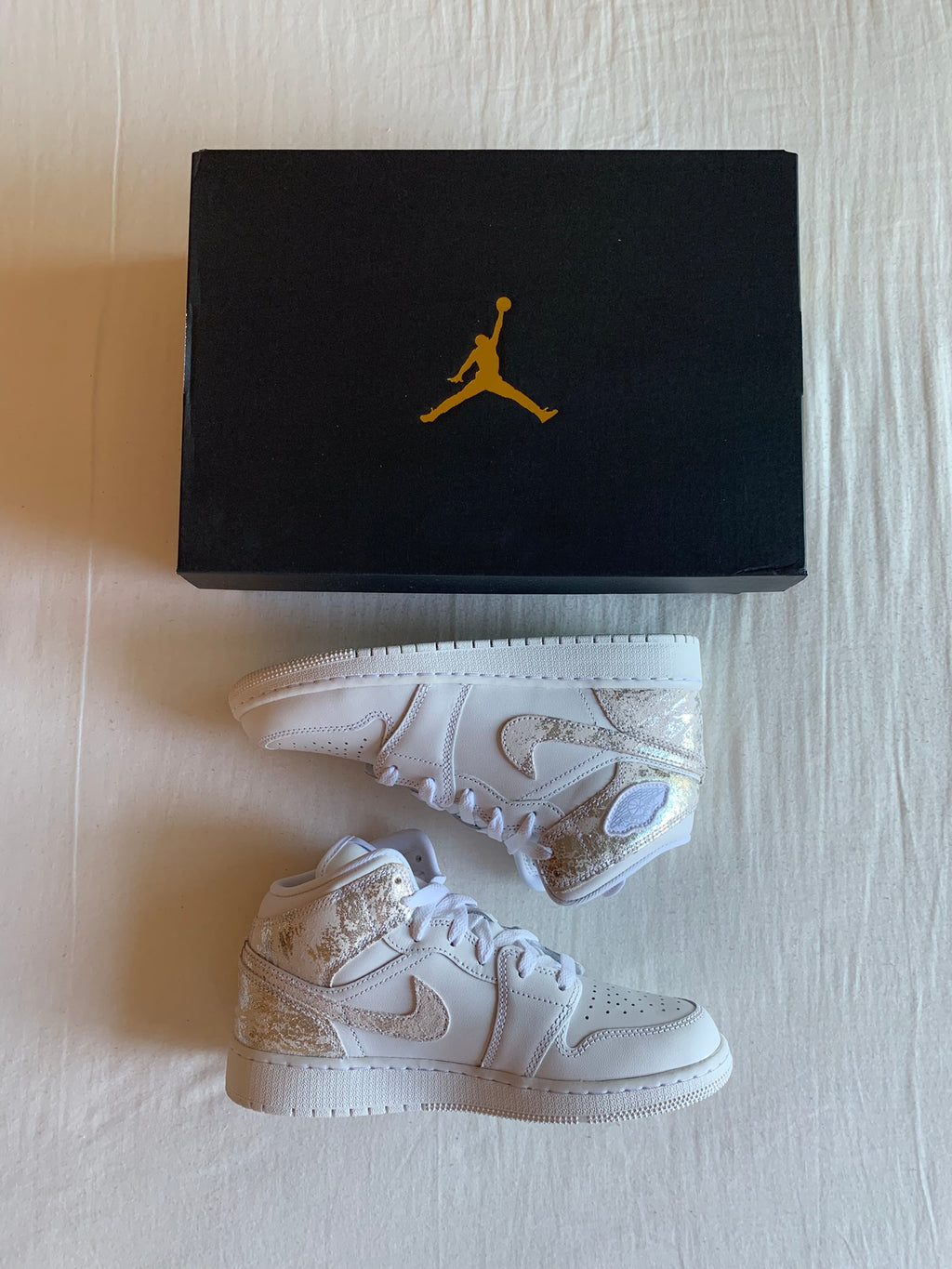 Jordan 1 Mid SE "Distressed White Field Silver"