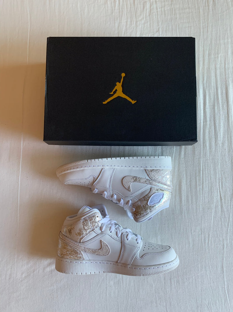 Jordan 1 Mid SE "Distressed White Field Silver"