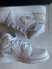 Jordan 1 Mid SE "Distressed White Field Silver"