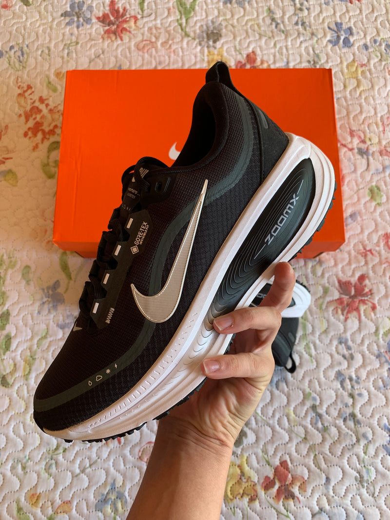 Nike Vomero 18 GORE-TEX W "Black White Metallic"