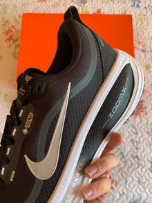 Nike Vomero 18 GORE-TEX W "Black White Metallic"