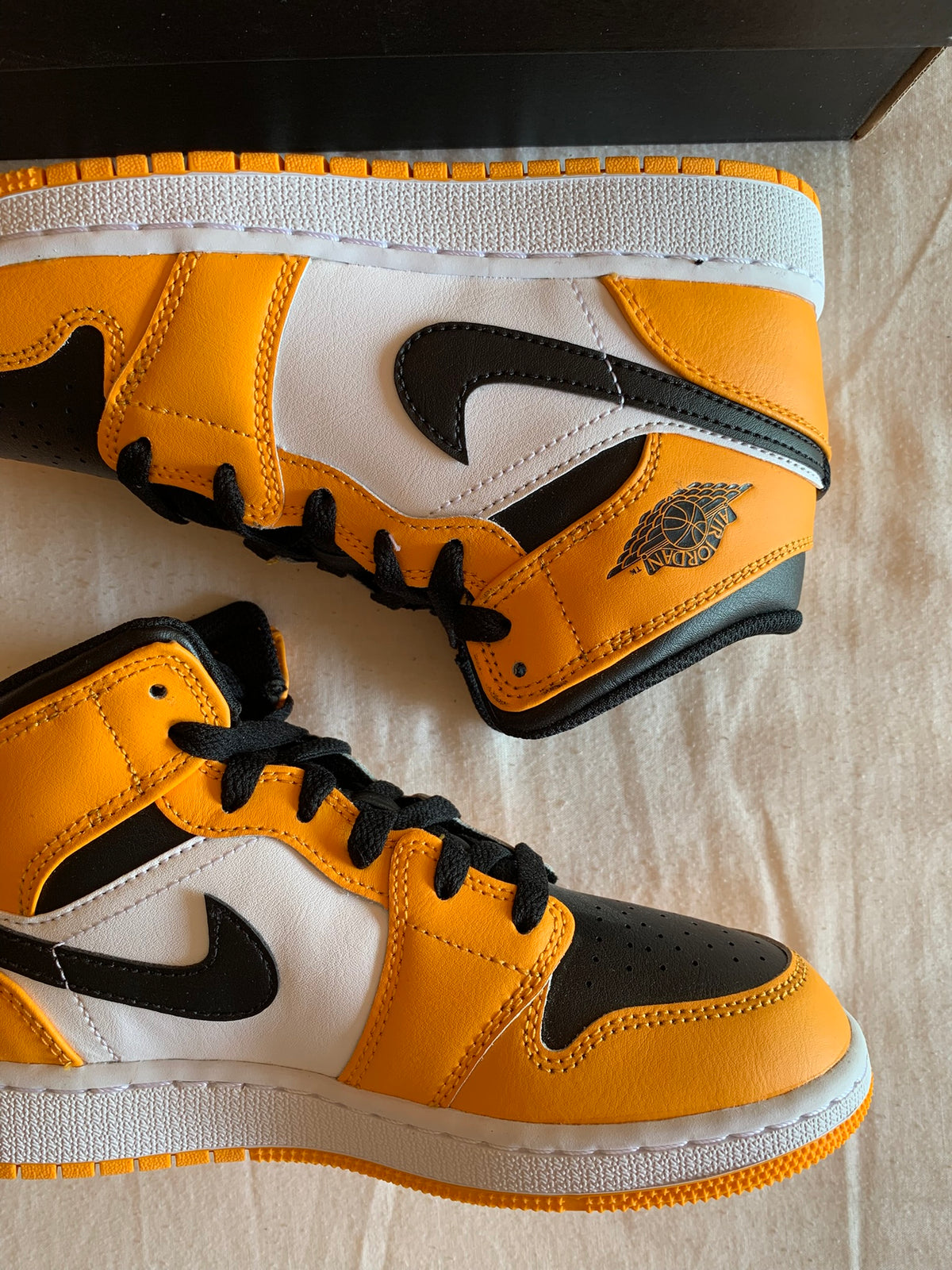 Jordan 1 Mid GS "Taxi"