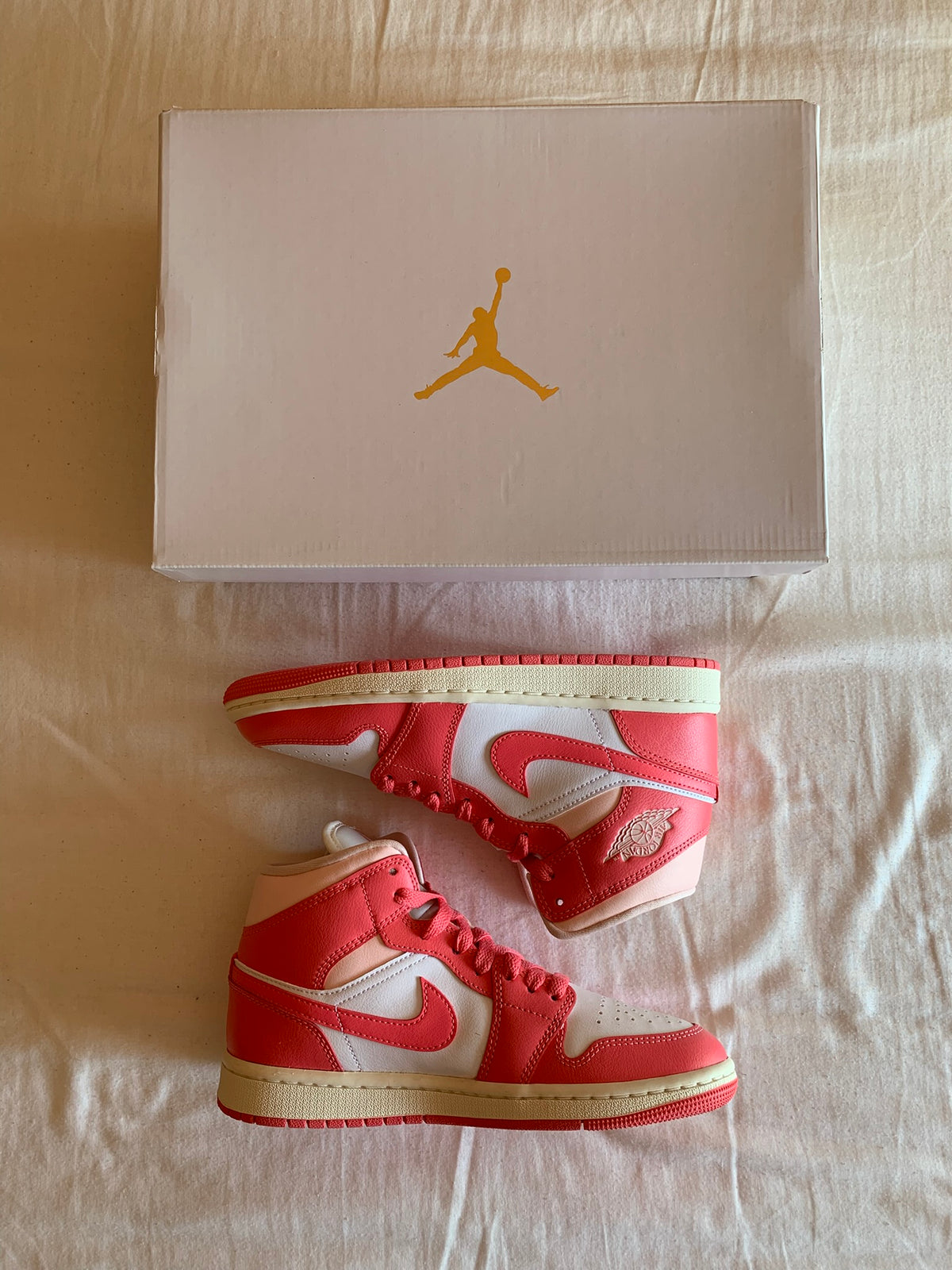 Jordan 1 Mid W "Strawberries and Cream"