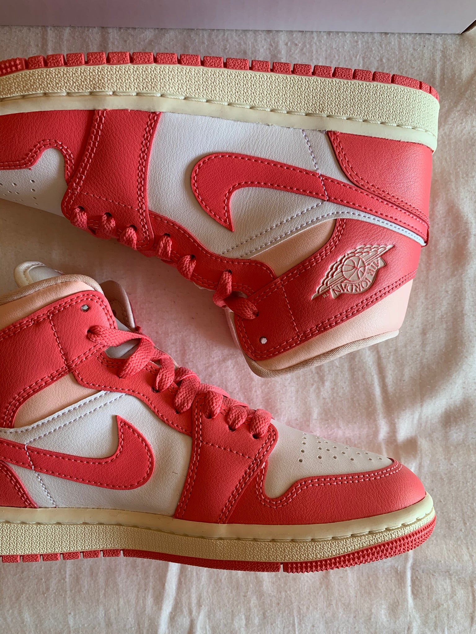 Jordan 1 Mid W "Strawberries and Cream"