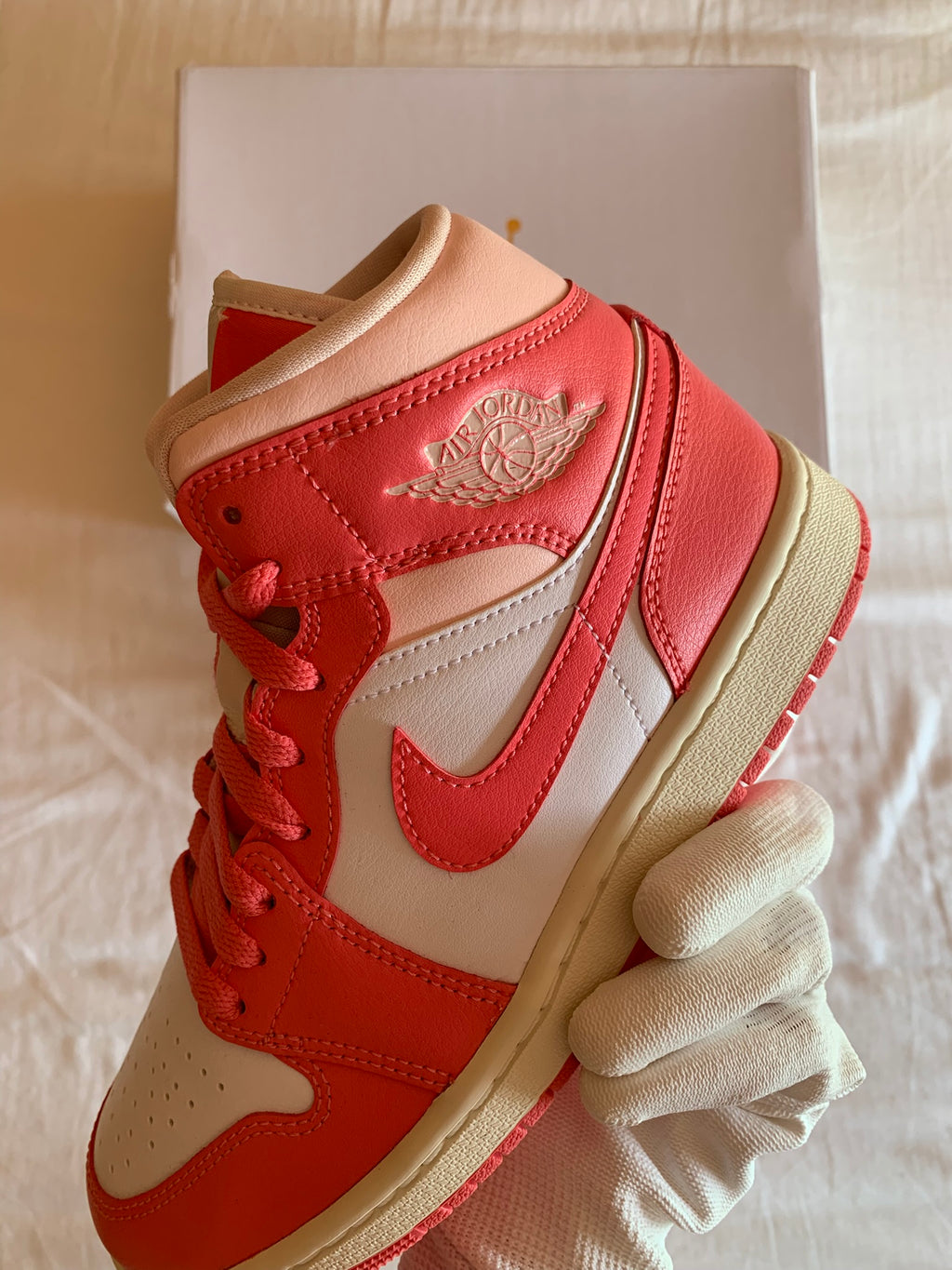 Jordan 1 Mid W "Strawberries and Cream"