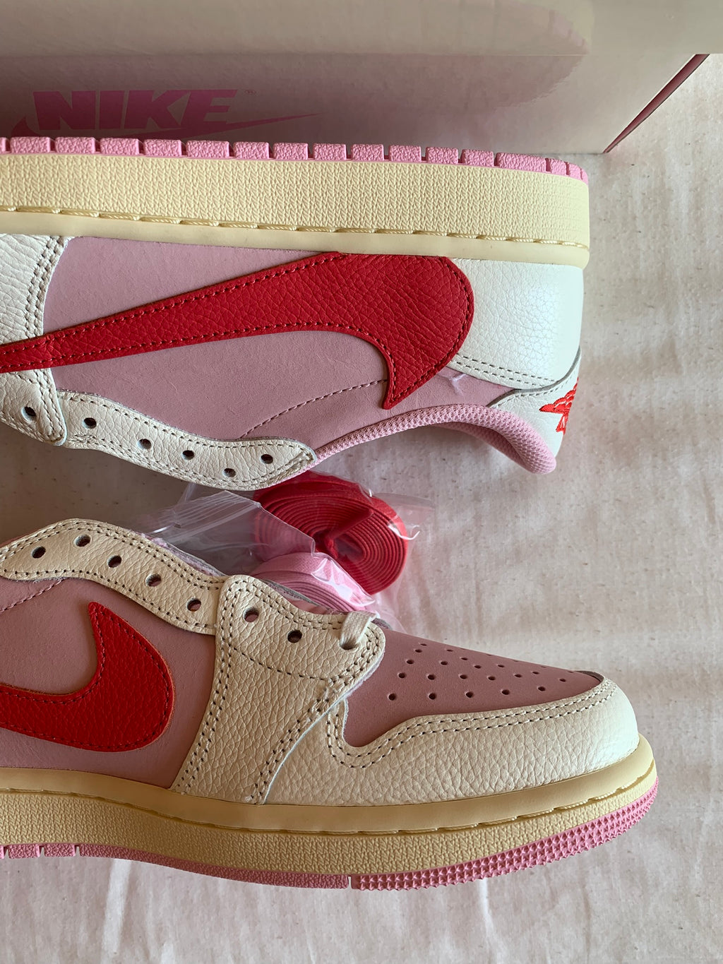 Jordan 1 Retro Low Travis Scott "Sail Tropical Pink"