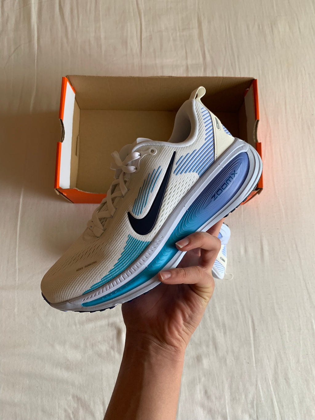 Nike Vomero 18 W "Blue Barely"