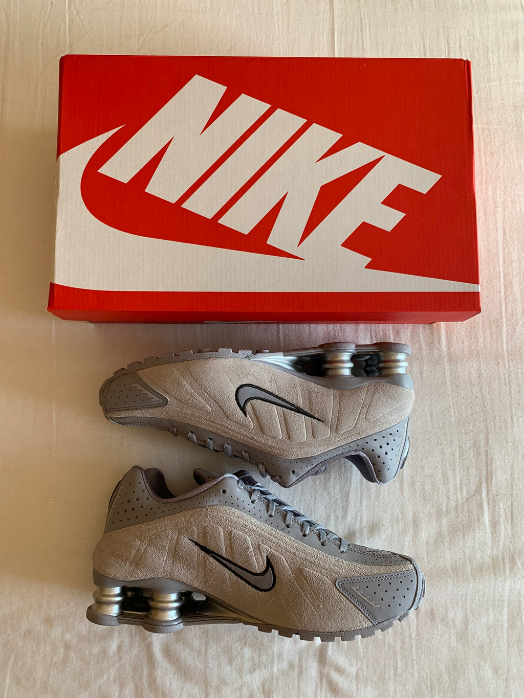 Nike Shox R4 W "Cement Grey Black"