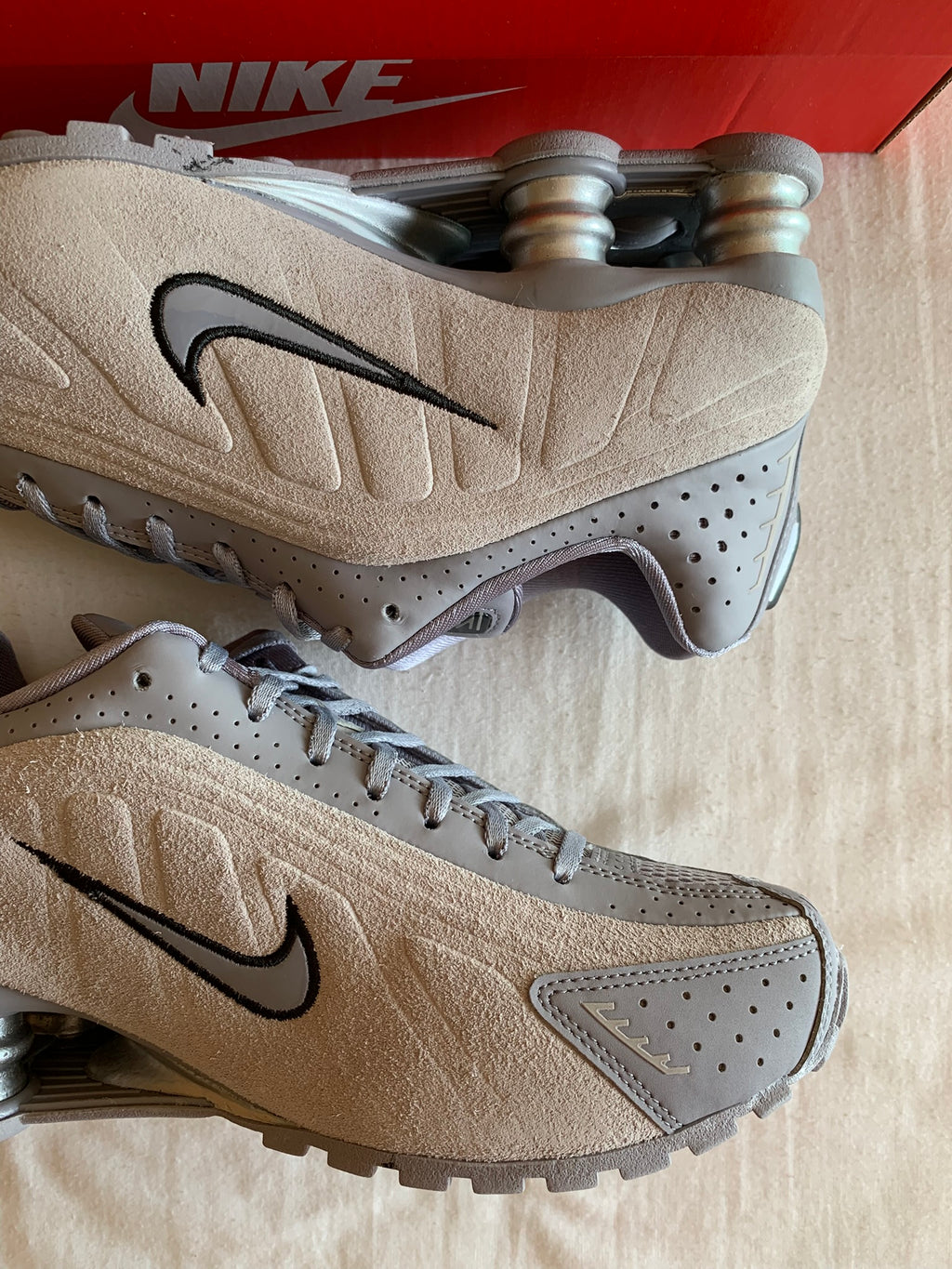 Nike Shox R4 W "Cement Grey Black"