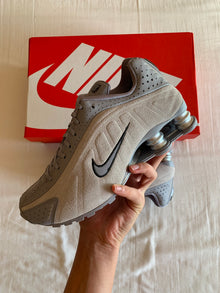 Nike Shox R4 W "Cement Grey Black"
