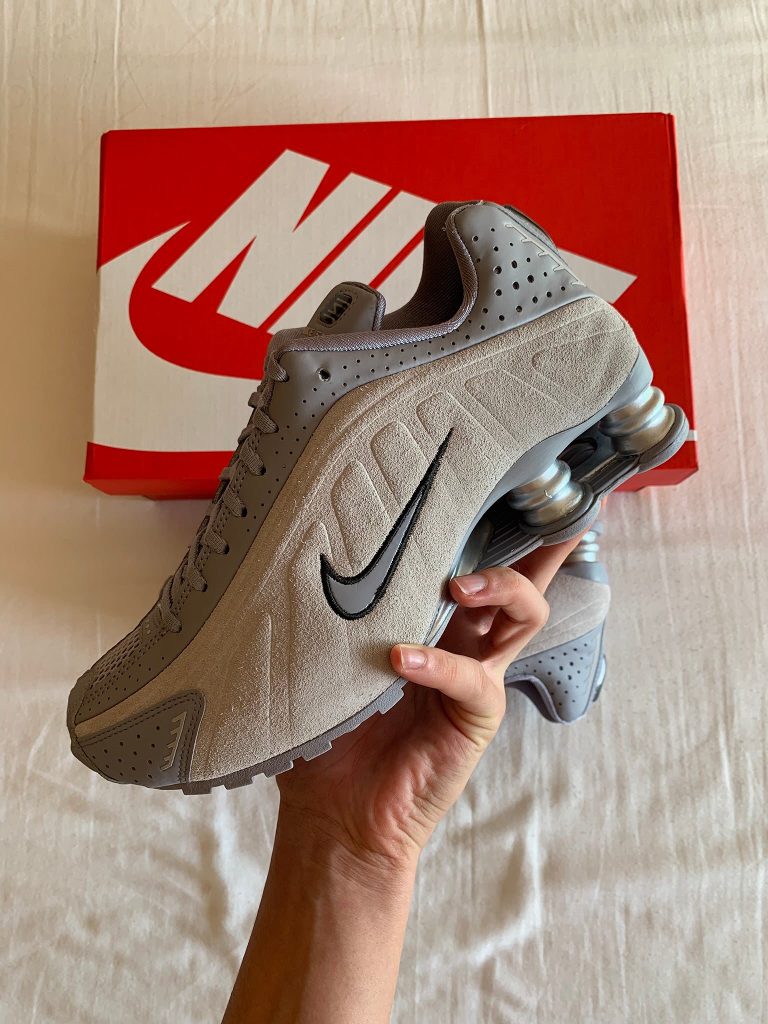 Nike Shox R4 W "Cement Grey Black"