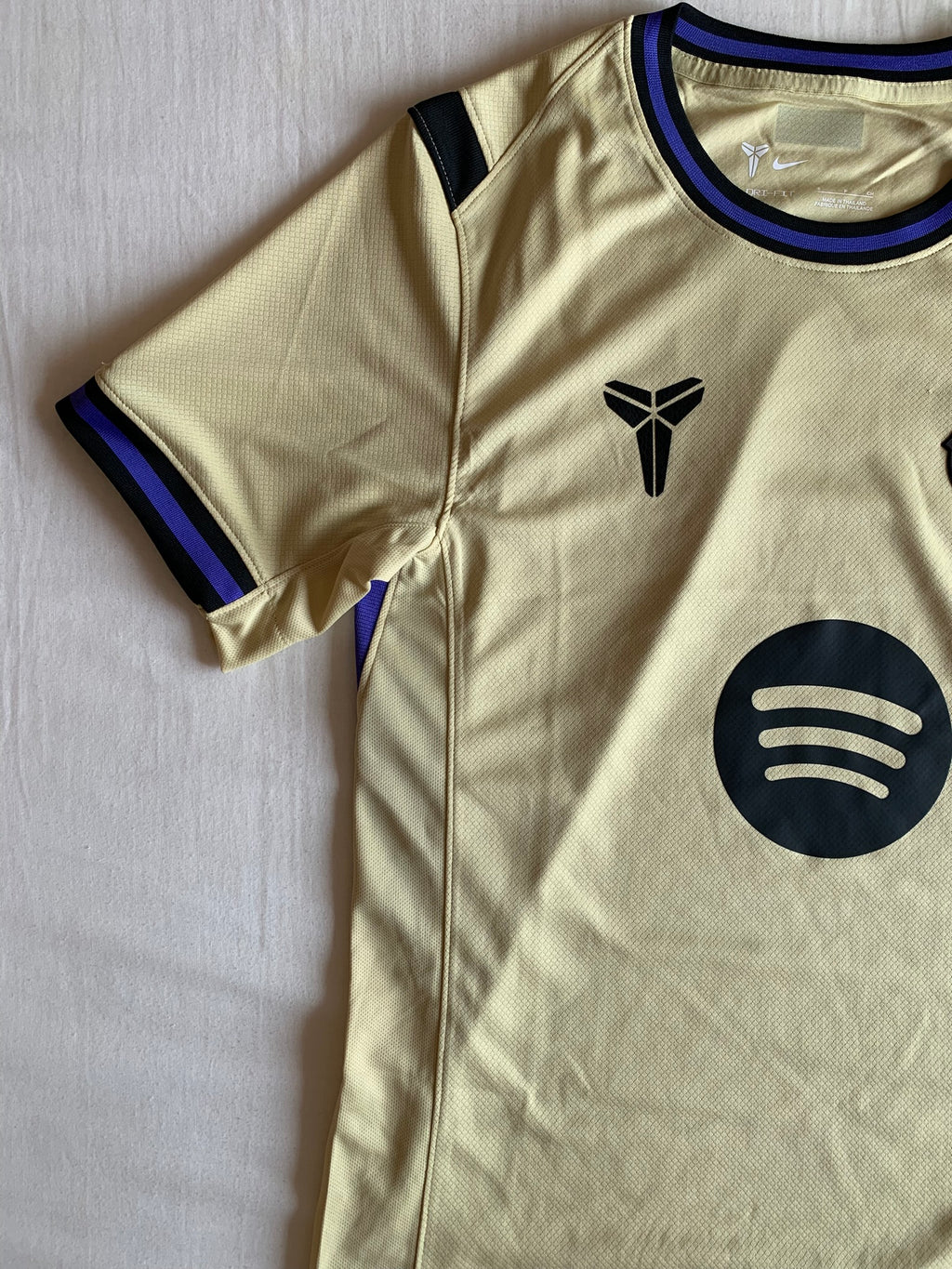 Camiseta FC Barcelona x Kobe Bryant "Dorado y Morado"