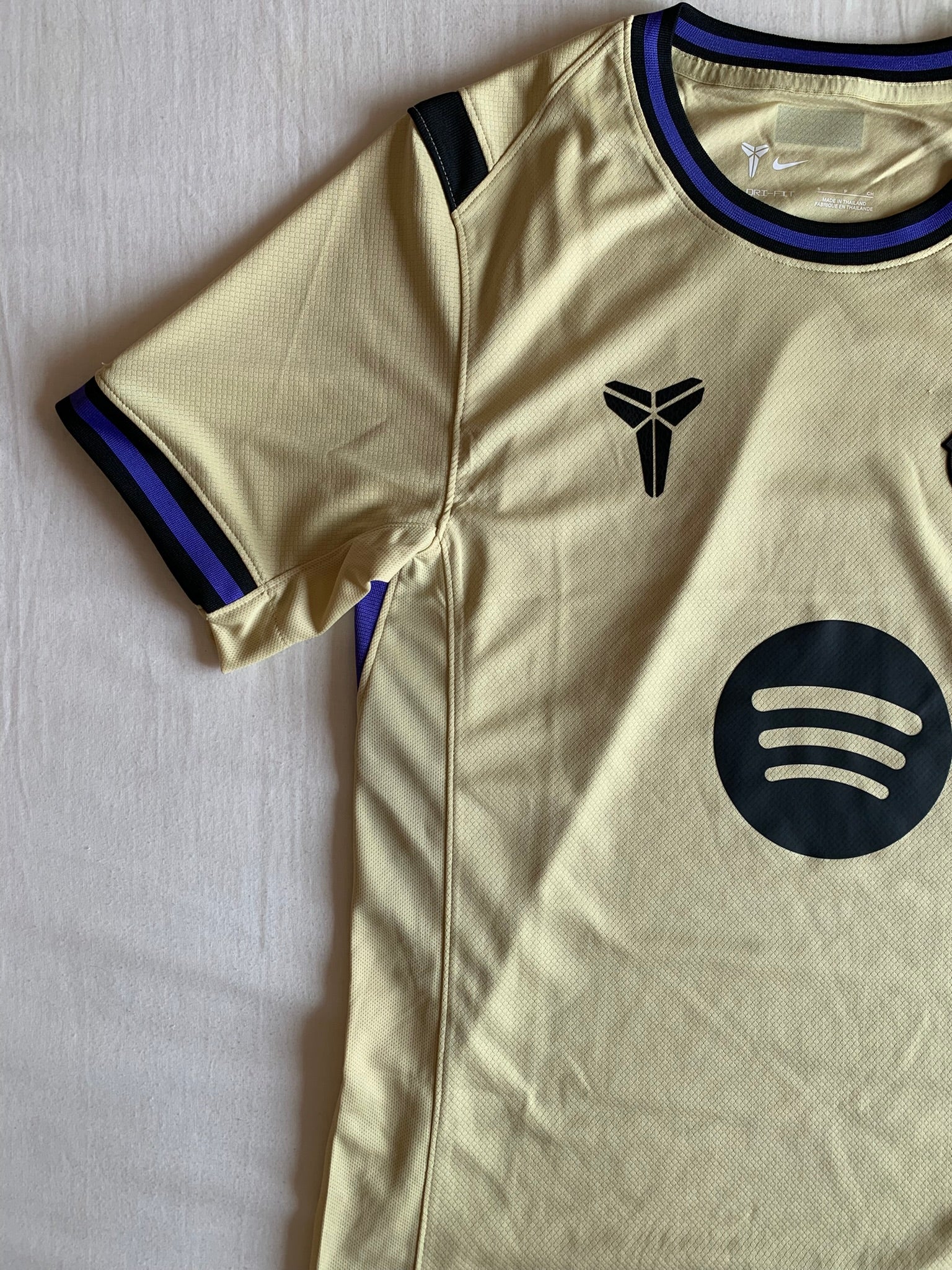 Camiseta FC Barcelona x Kobe Bryant "Dorado y Morado"