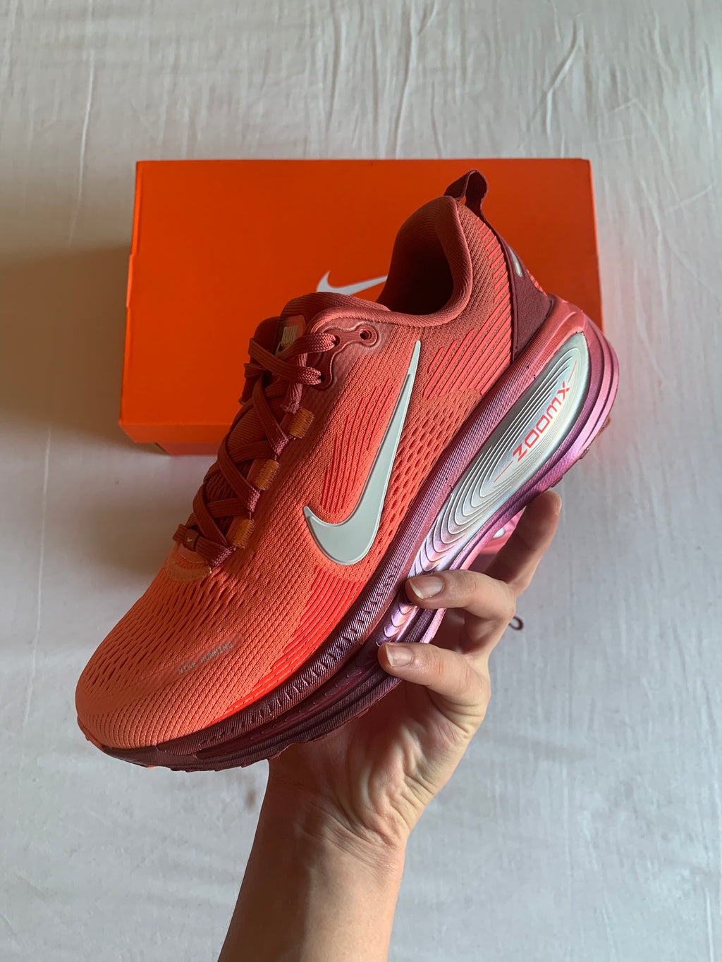 Nike Vomero 18 SE W "Light Redwood"