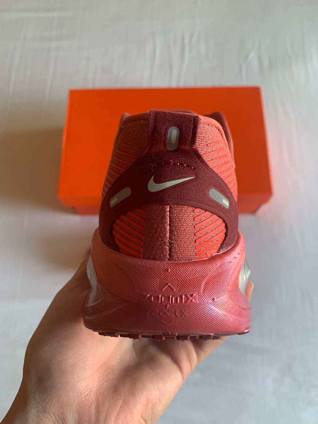 Nike Vomero 18 SE W "Light Redwood"