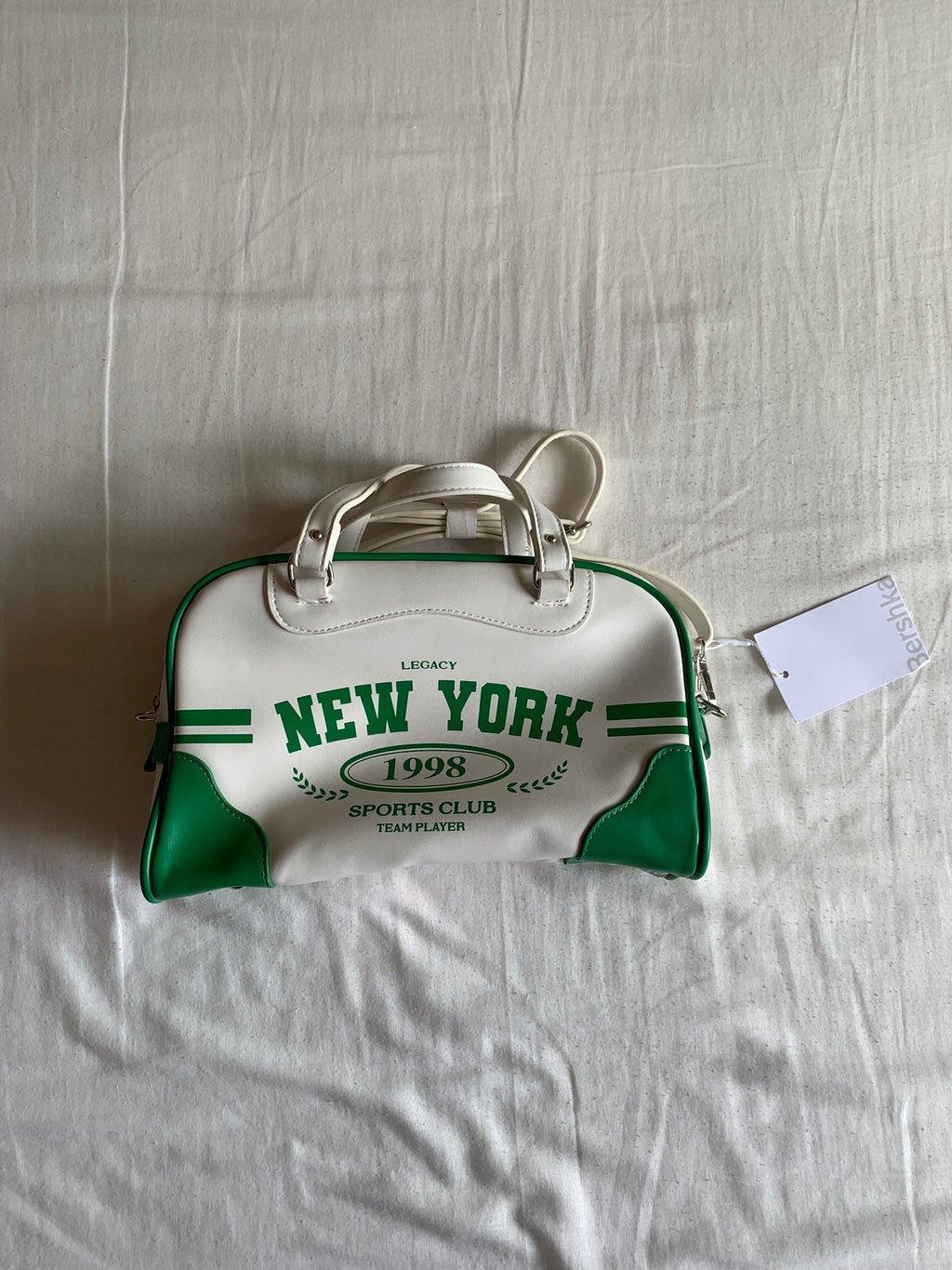 Bolso Bowling Bershka New York 1998 Blanco y Verde