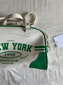Bolso Bowling Bershka New York 1998 Blanco y Verde
