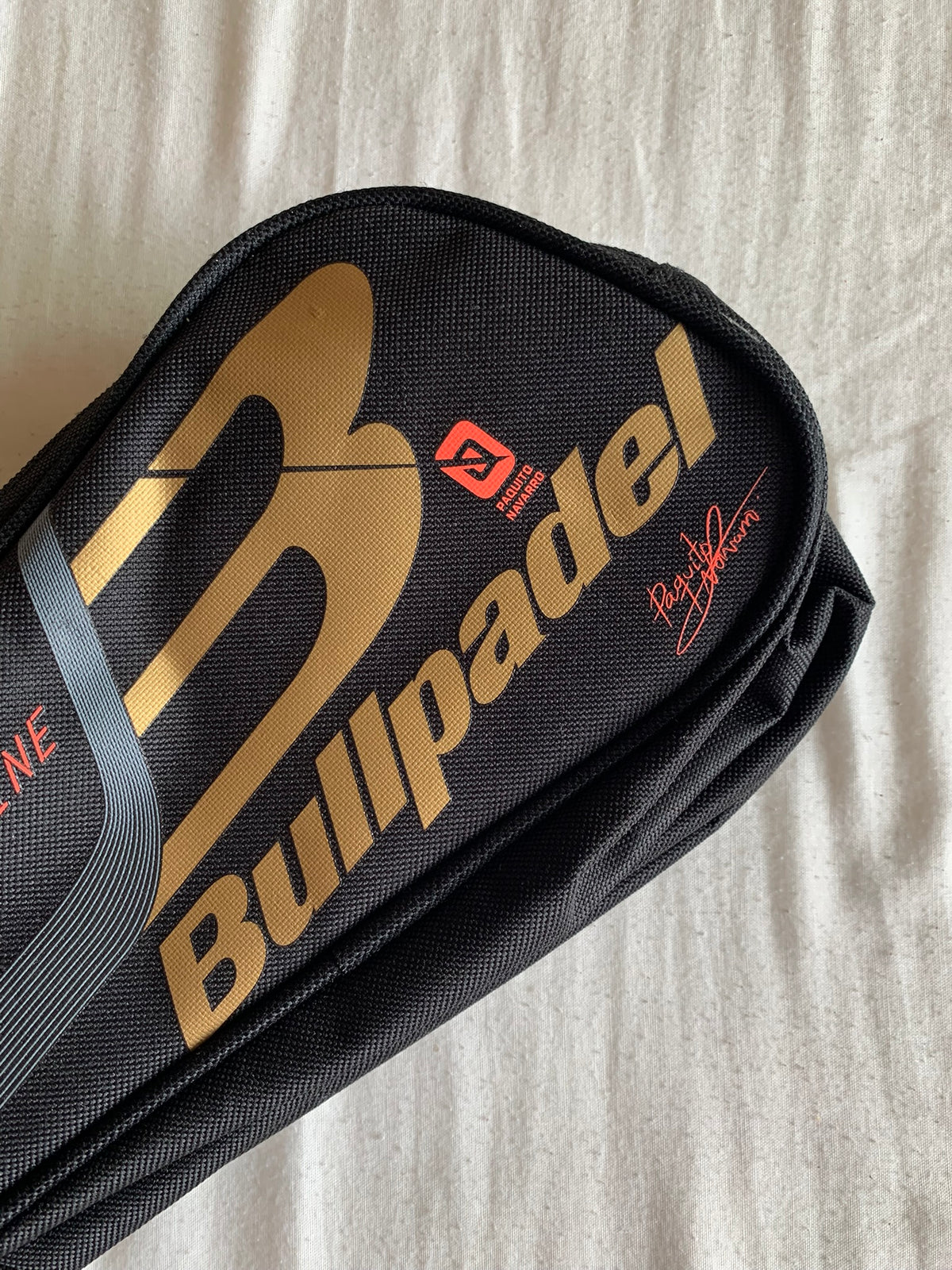 Funda de Pala Bullpadel Negra y Dorada