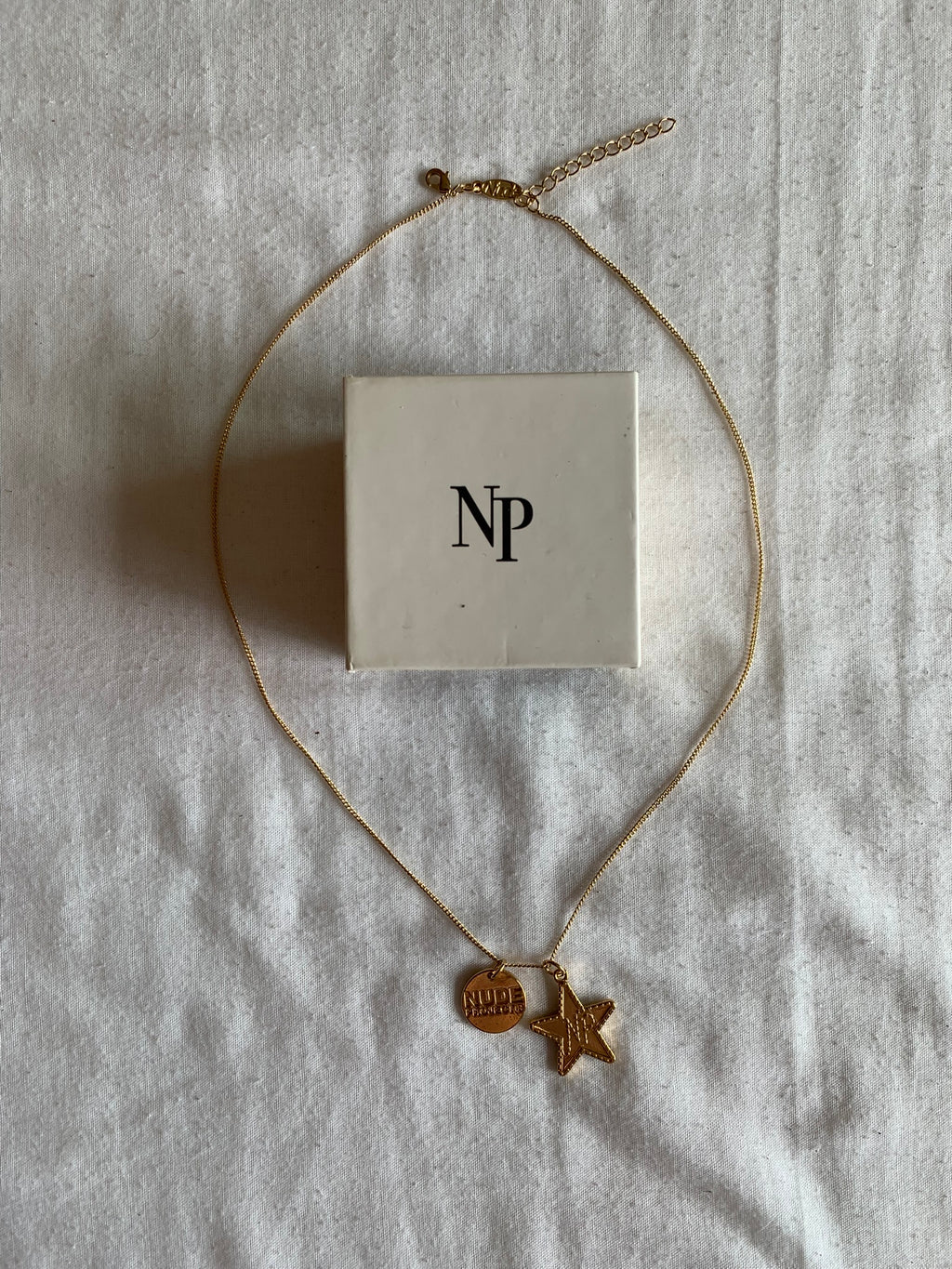 Collar Nude Project Dorado Estrella y Moneda