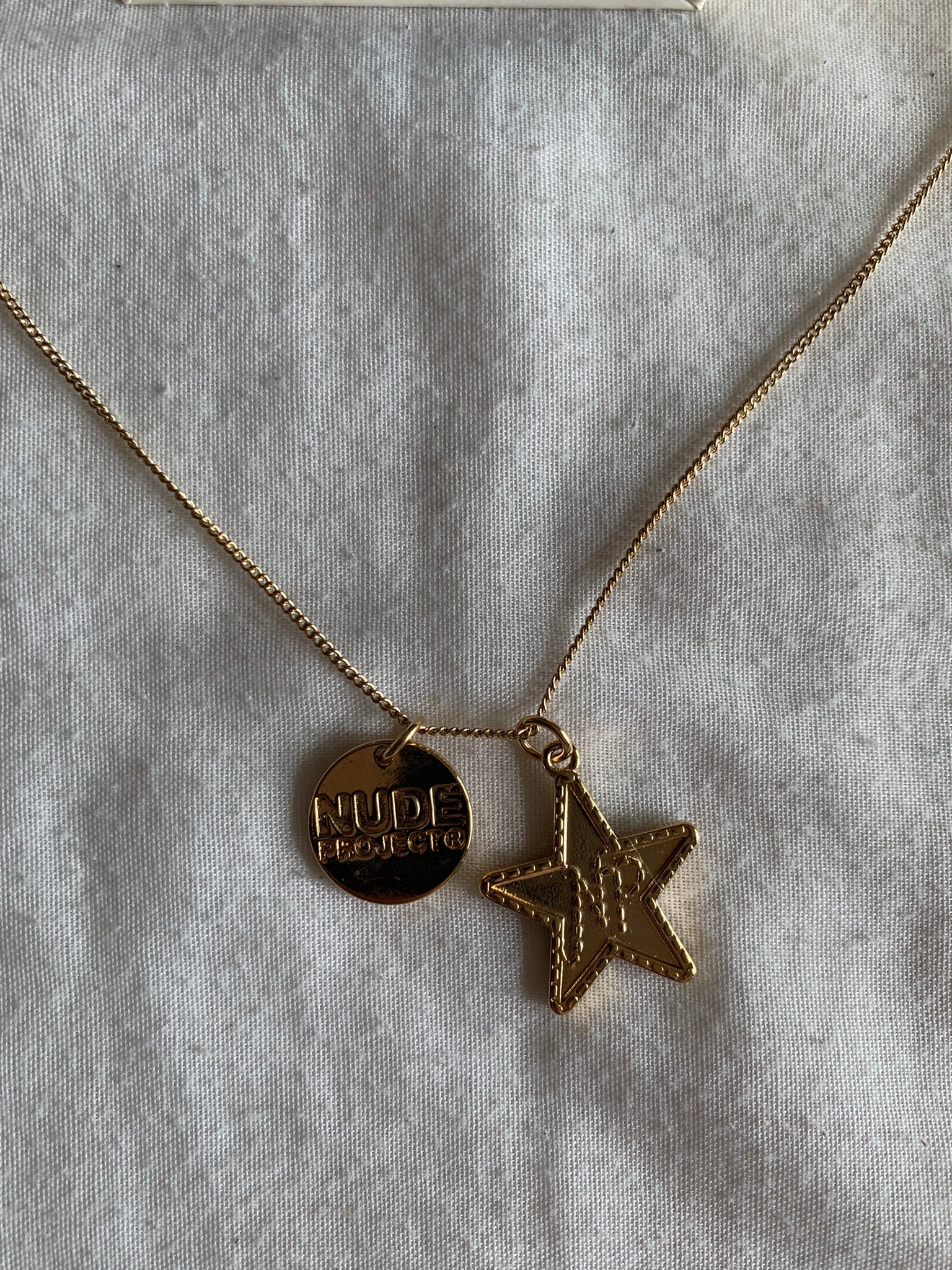 Collar Nude Project Dorado Estrella y Moneda