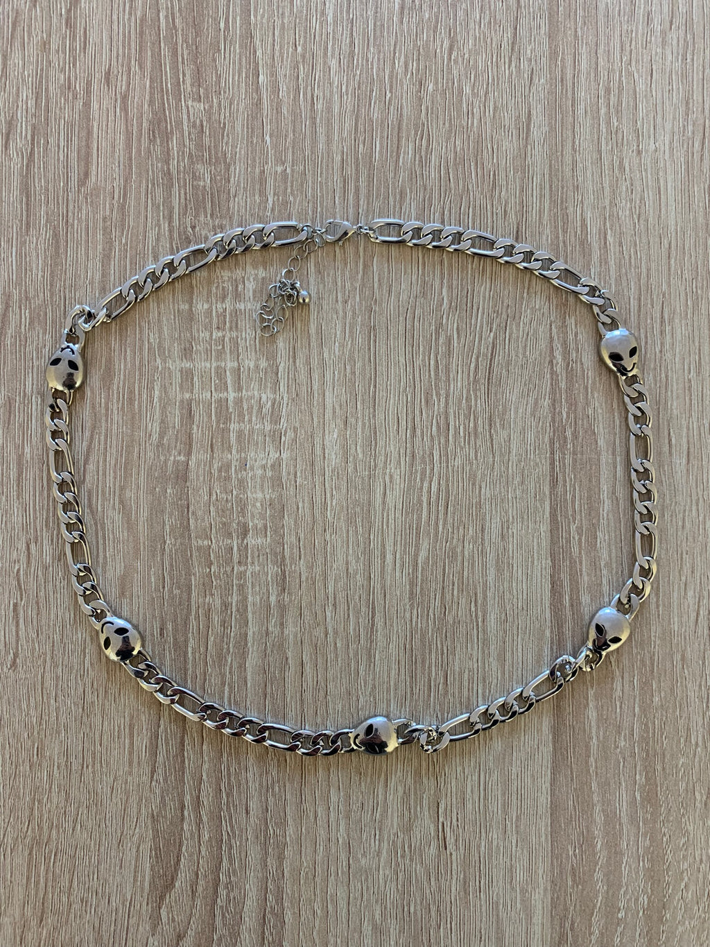 Collar Bershka Plateado con Calaveras