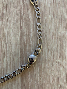 Collar Bershka Plateado con Calaveras