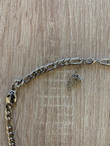 Collar Bershka Plateado con Calaveras