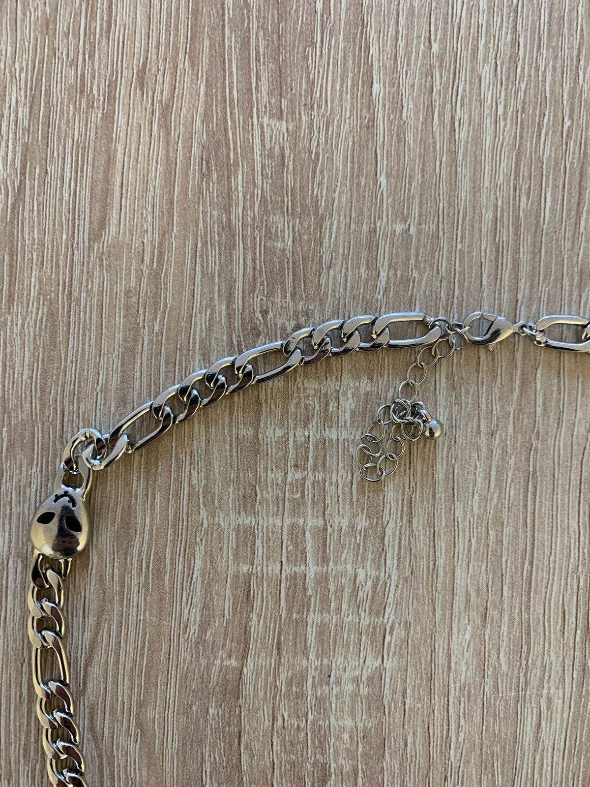 Collar Bershka Plateado con Calaveras