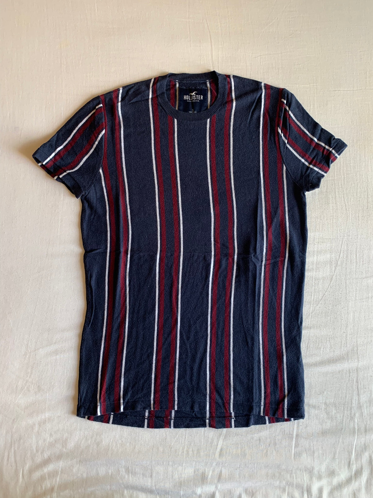 Camiseta Hollister Rayas Marino y Rojo