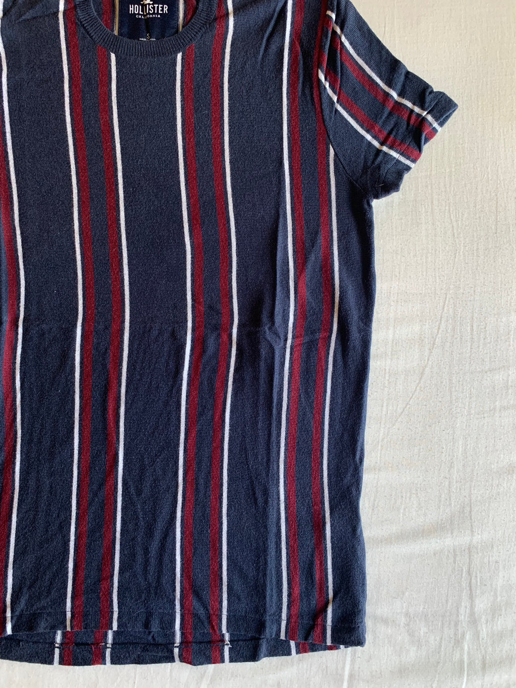 Camiseta Hollister Rayas Marino y Rojo