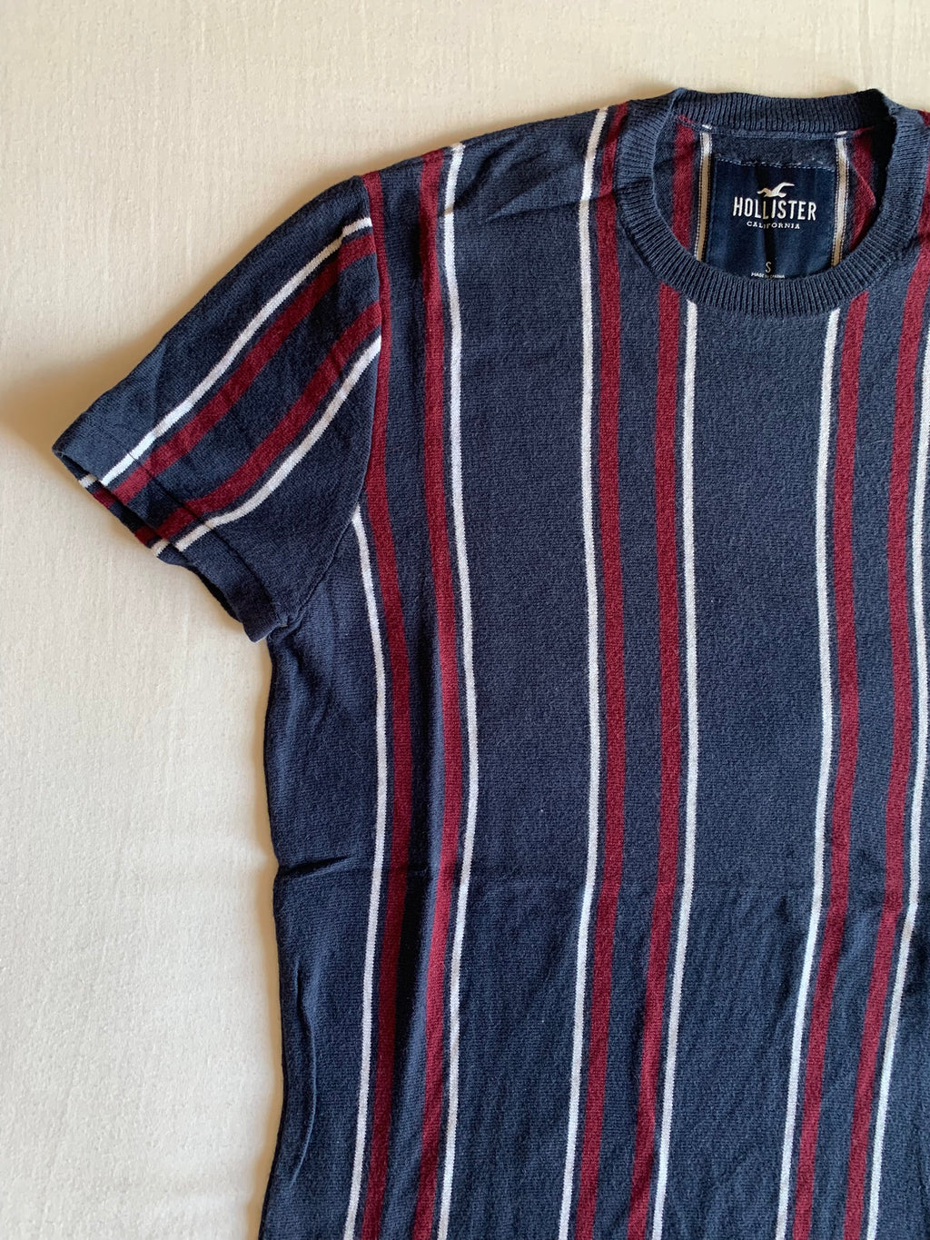 Camiseta Hollister Rayas Marino y Rojo