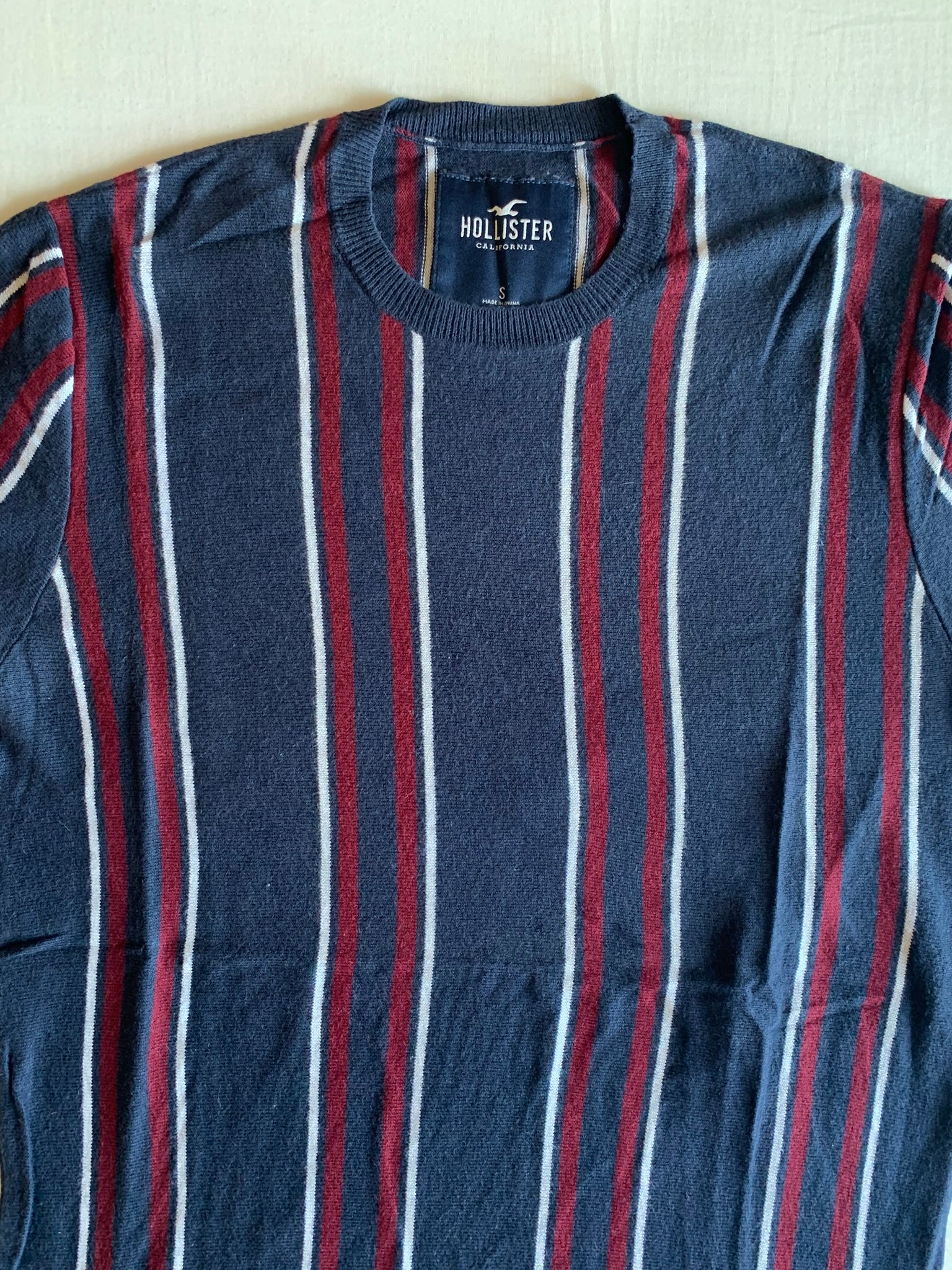 Camiseta Hollister Rayas Marino y Rojo