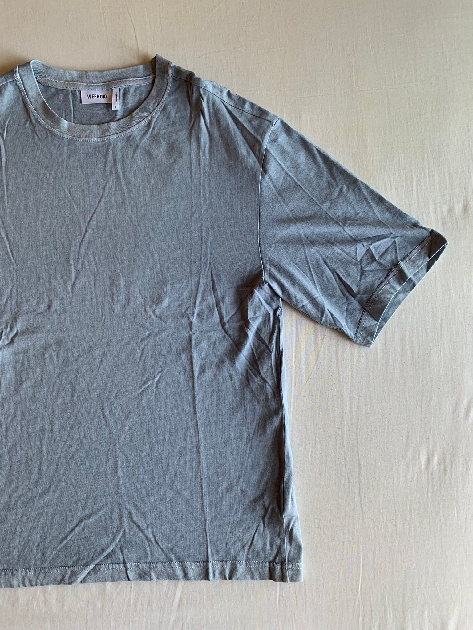 Camiseta Weekday Gris Azulado