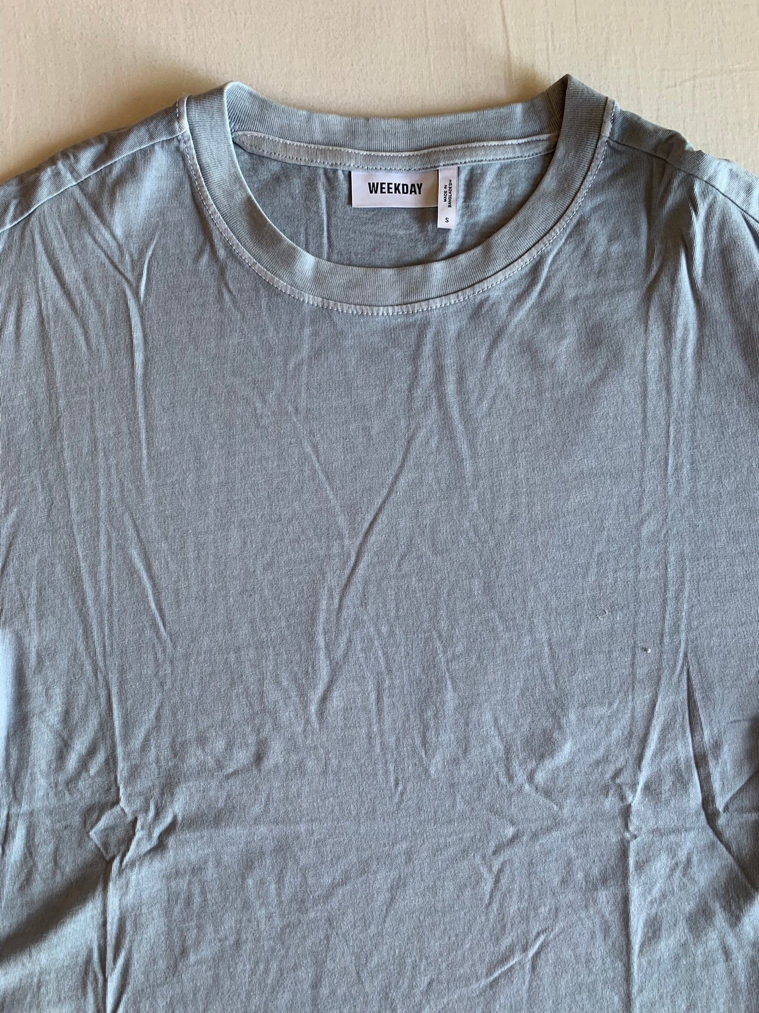 Camiseta Weekday Gris Azulado