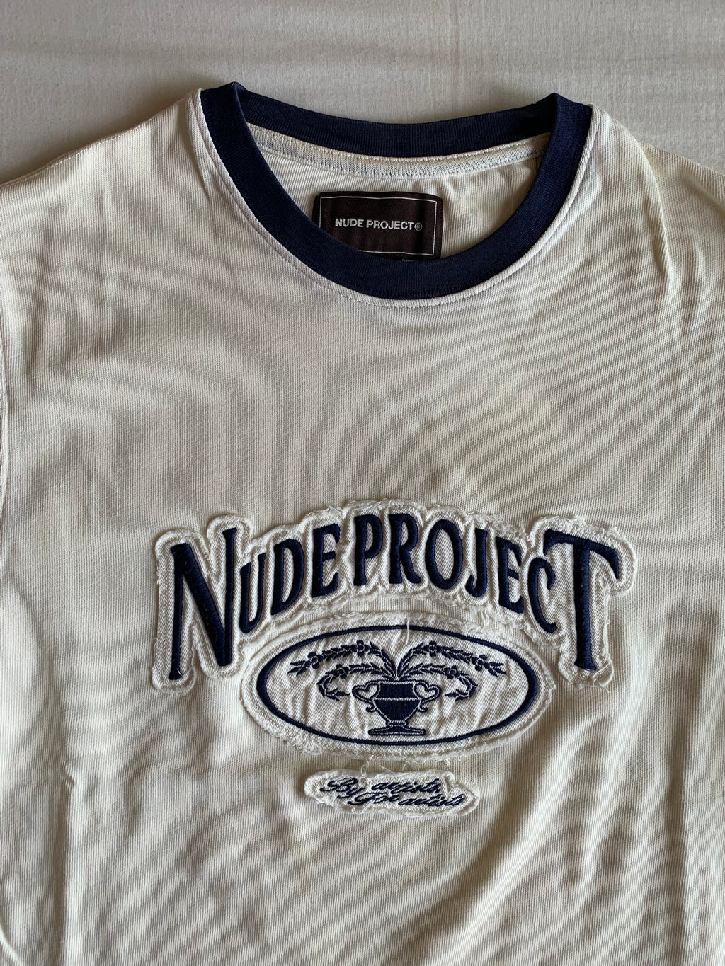 Camiseta Ringer Nude Project Crudo y Marino