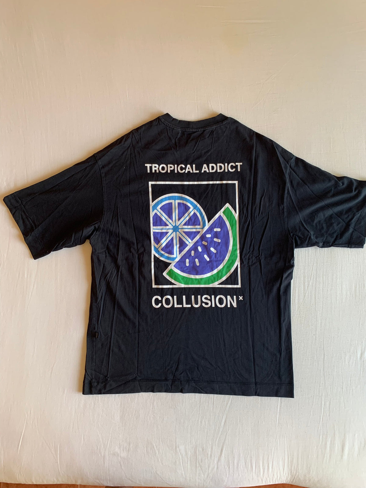 Camiseta Collusion Oversize Negra Tropical Addict