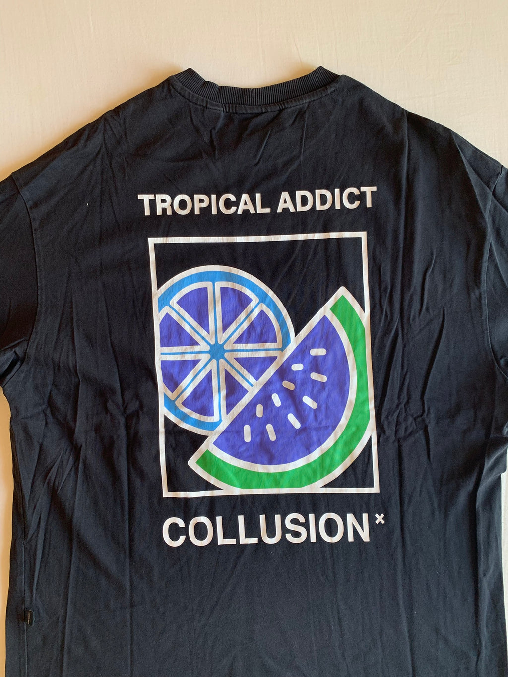 Camiseta Collusion Oversize Negra Tropical Addict