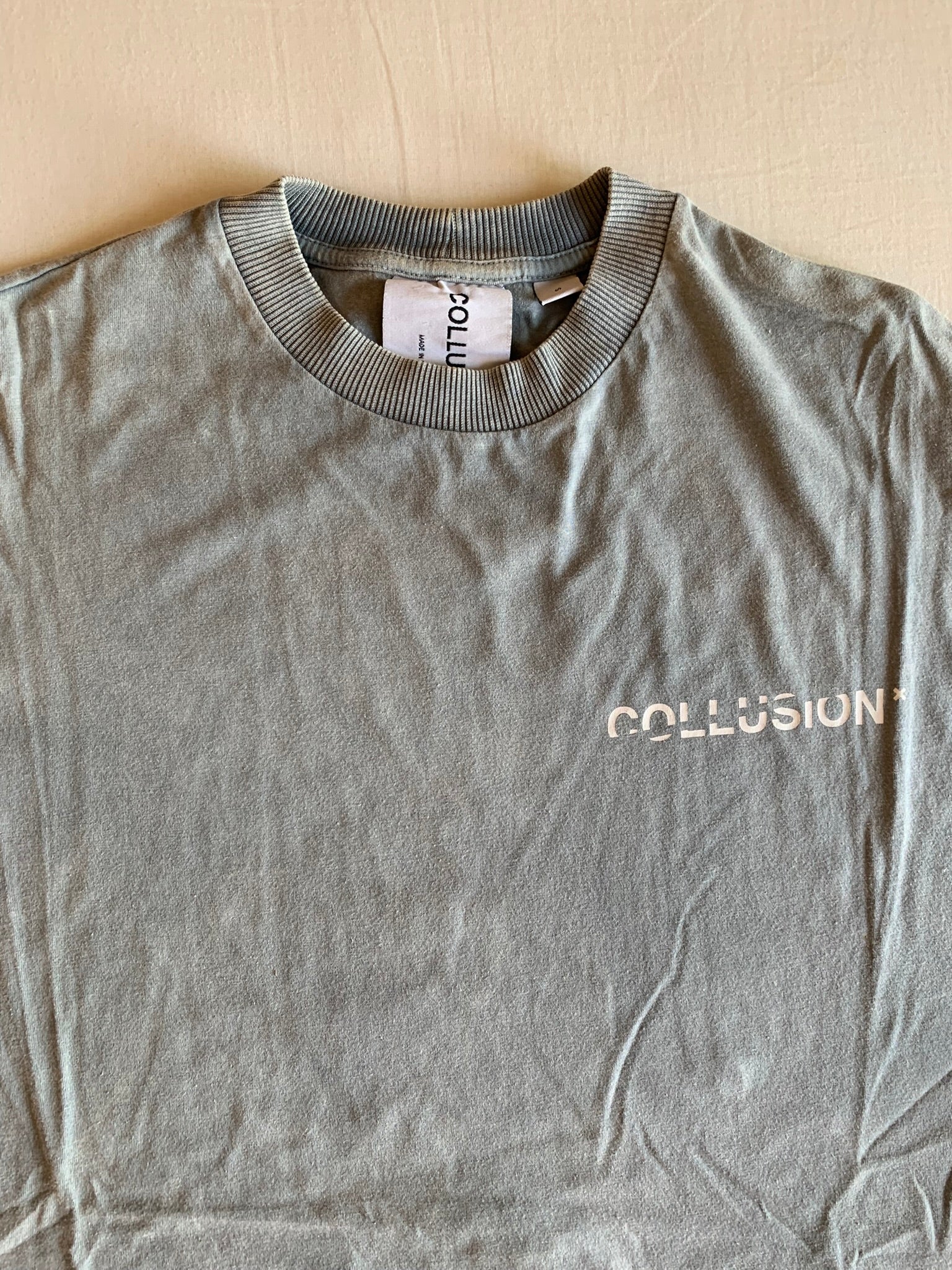 Camiseta Crop Collusion Gris