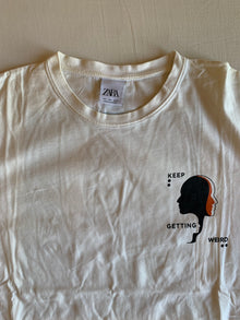 Camiseta Zara Keep Getting Weird