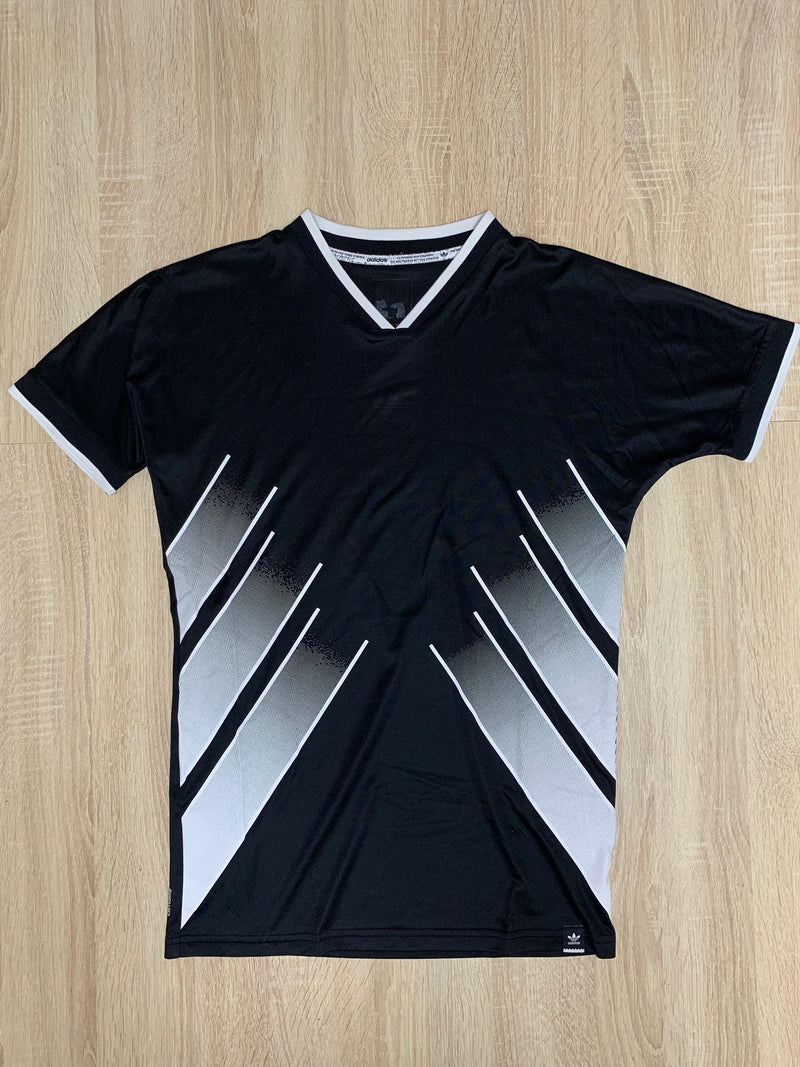 Camiseta Fútbol Cuello Pico "Negra"