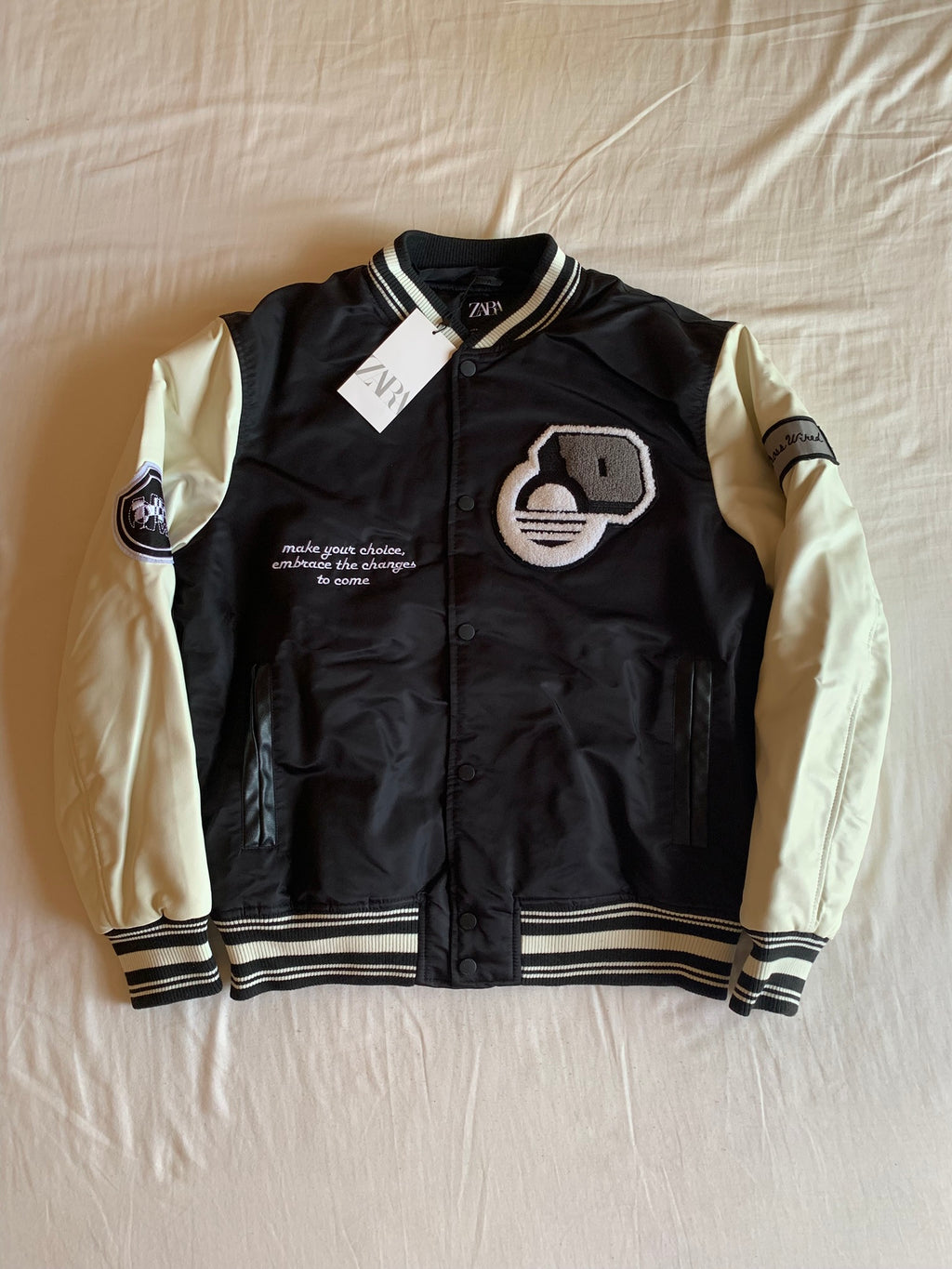 Chaqueta Varsity Zara Cross Wired Negra y Crudo
