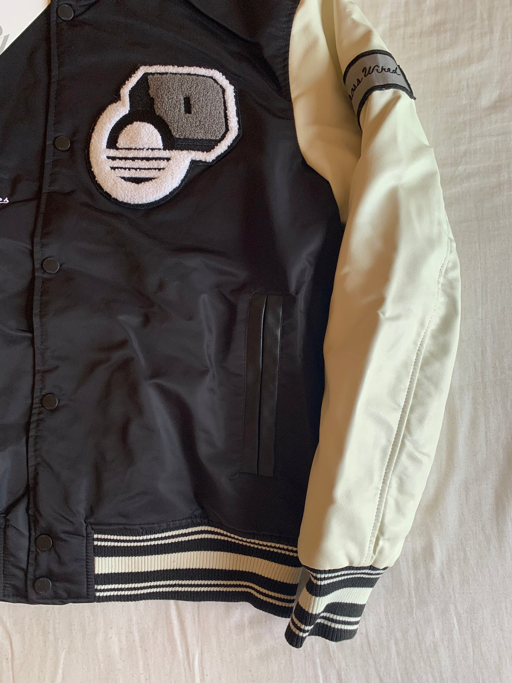 Chaqueta Varsity Zara Cross Wired Negra y Crudo