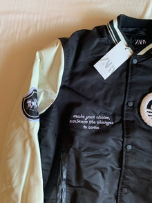 Chaqueta Varsity Zara Cross Wired Negra y Crudo