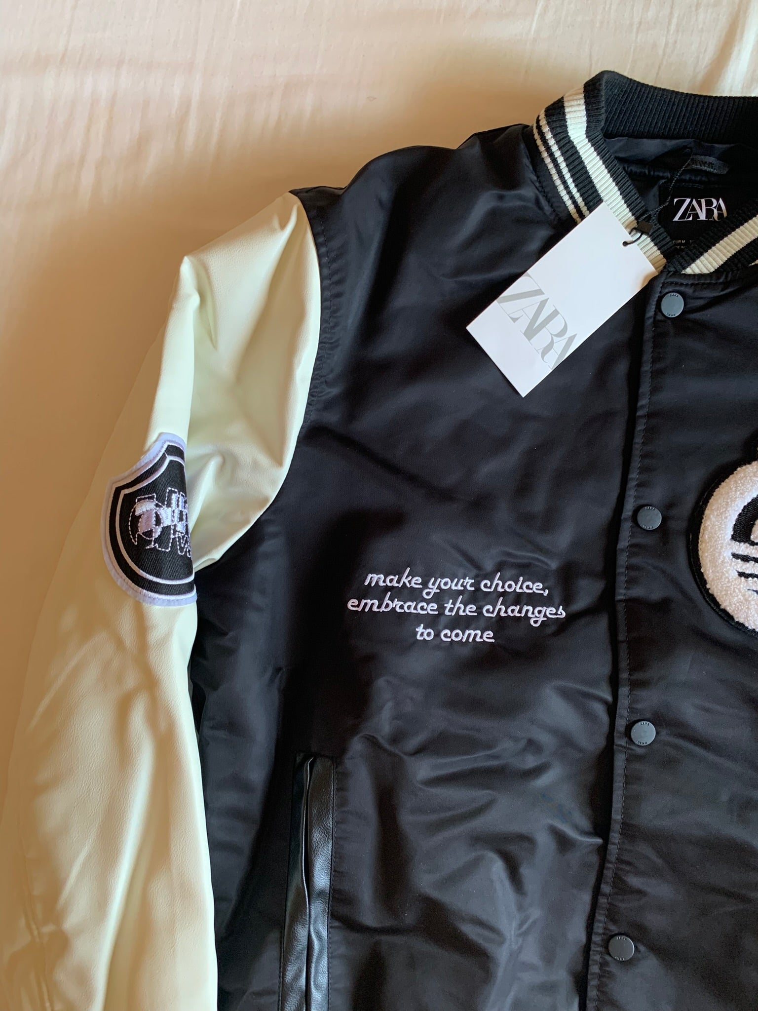 Chaqueta Varsity Zara Cross Wired Negra y Crudo