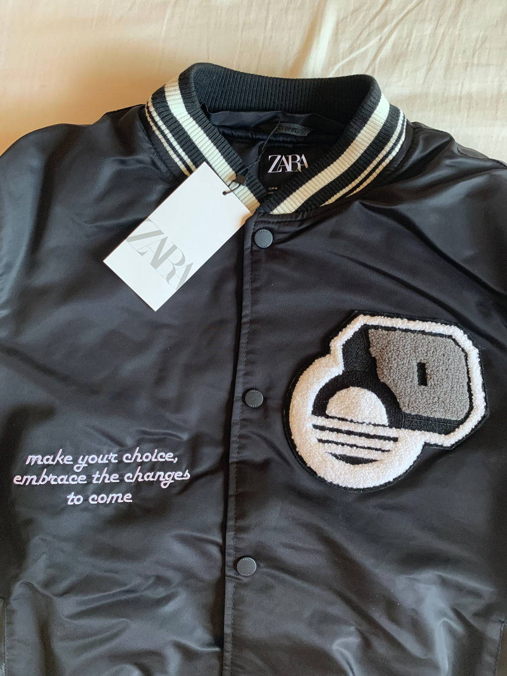 Chaqueta Varsity Zara Cross Wired Negra y Crudo