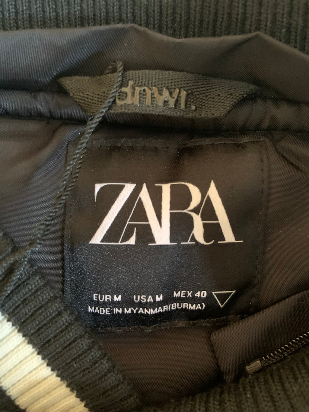 Chaqueta Varsity Zara Cross Wired Negra y Crudo