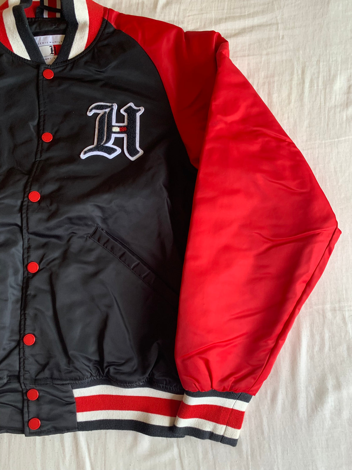 Bomber Tommy Hilfiger x Lewis Hamilton Negro y Rojo