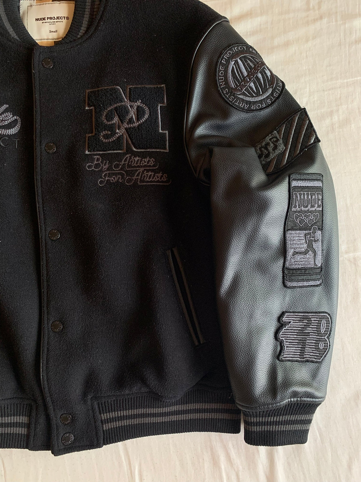 Chaqueta Varsity Nude Project Negra Piel