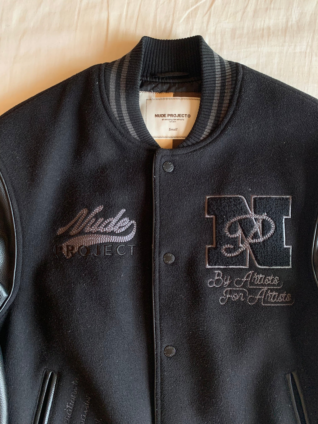 Chaqueta Varsity Nude Project Negra Piel