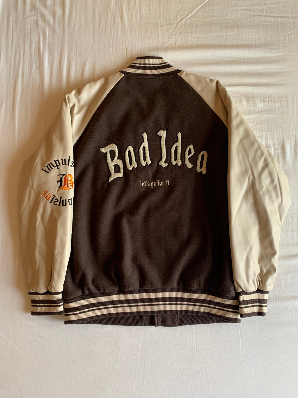 Chaqueta Varsity Bershka Bad Idea Marrón
